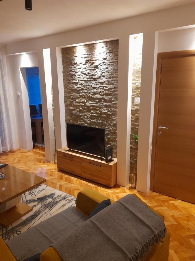 Holiday Apartaments 2 Nis Exterior foto